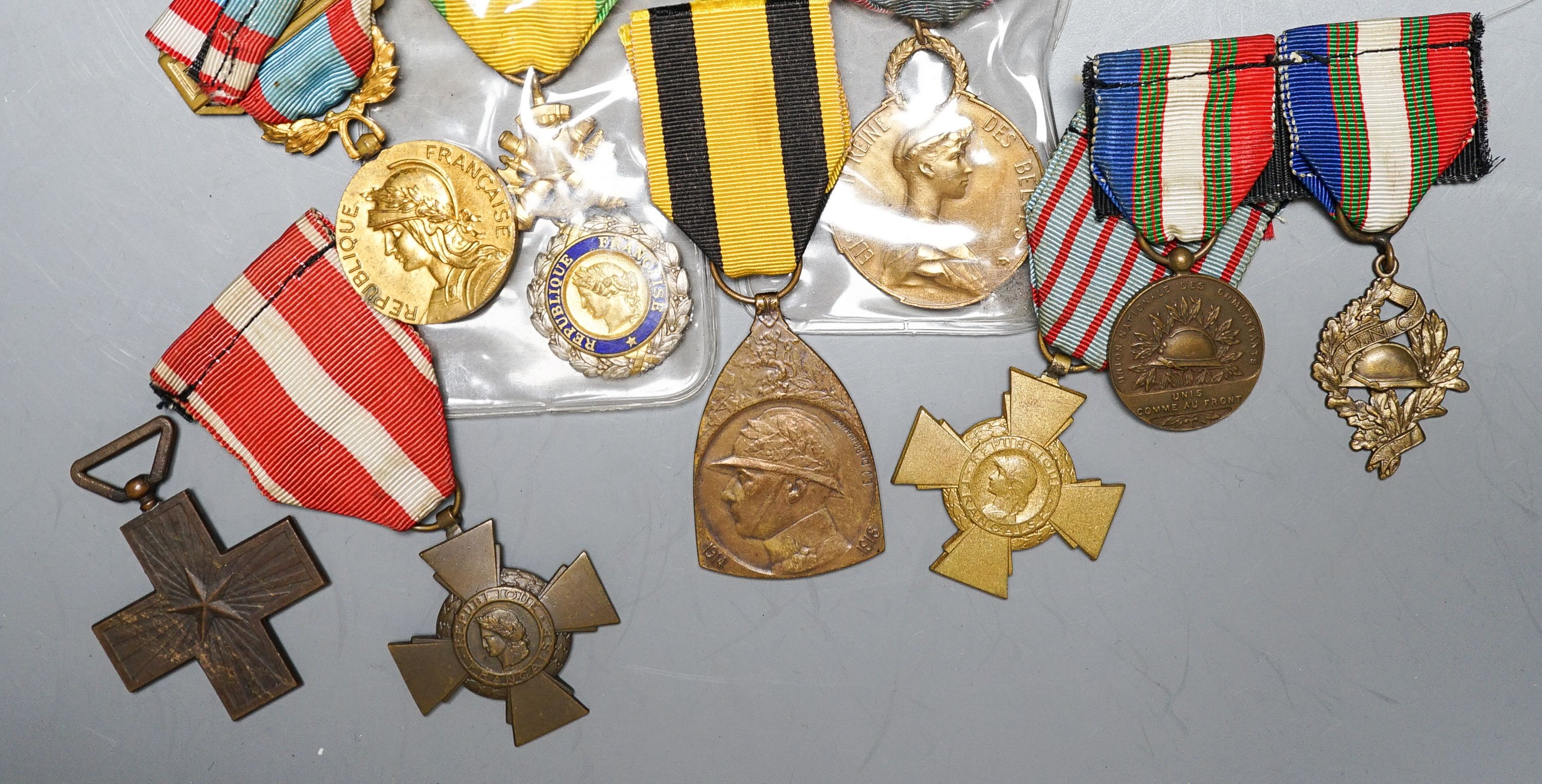 France and Belgium medals and orders - French Medaille Militaire, Croix du Combattant, Services Militaires Volontaires, Algerie commemorative medaille, two miniatures and a Belgian WWI commemorative medaille and Queen to